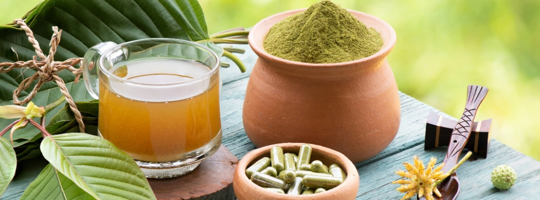 Image of various forms of kratom, including powdered leaves, capsules, and extracts, showing the different ways the plant is consumed